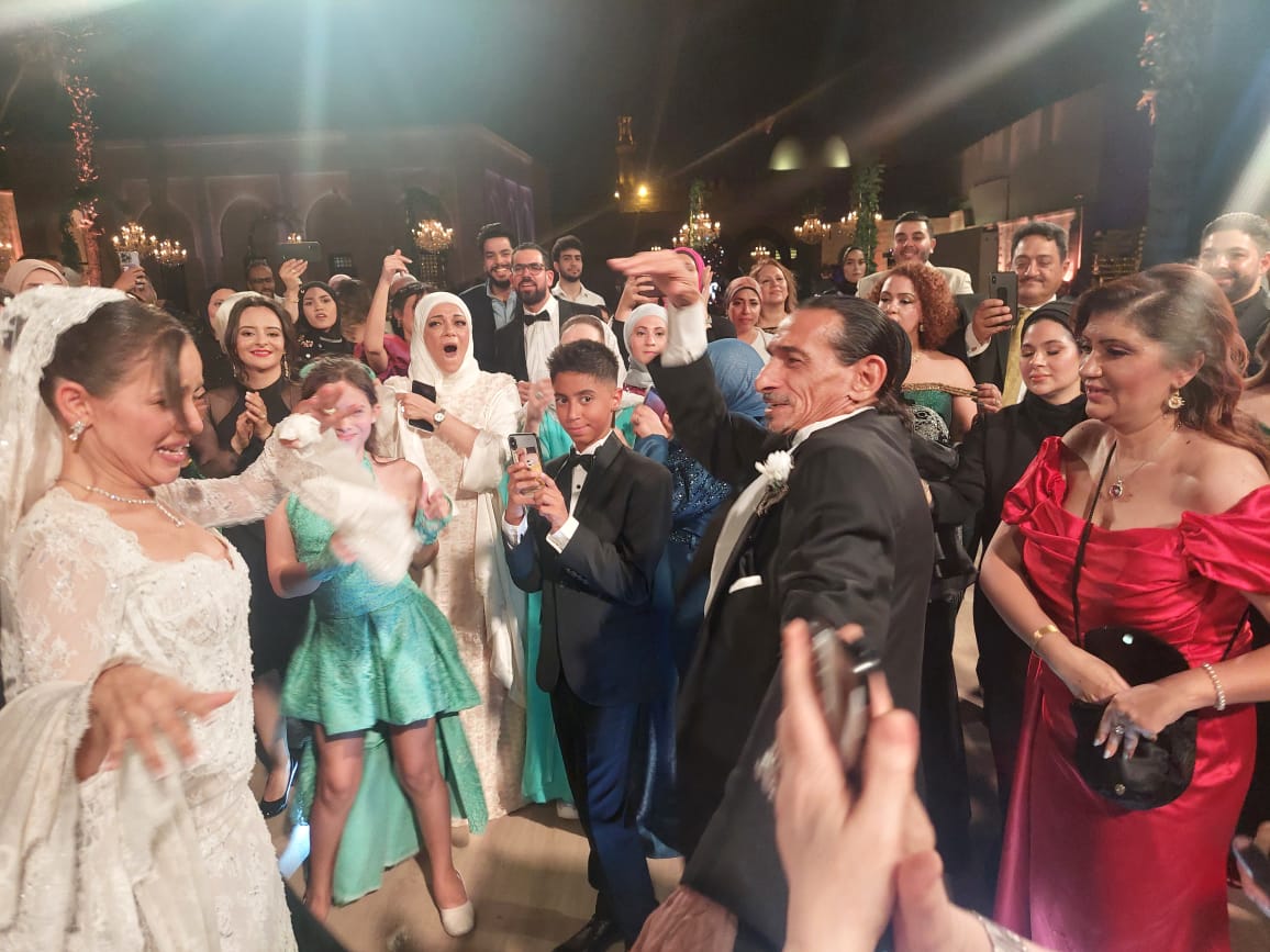 علاء عوض يرقص مع جميلة عوض