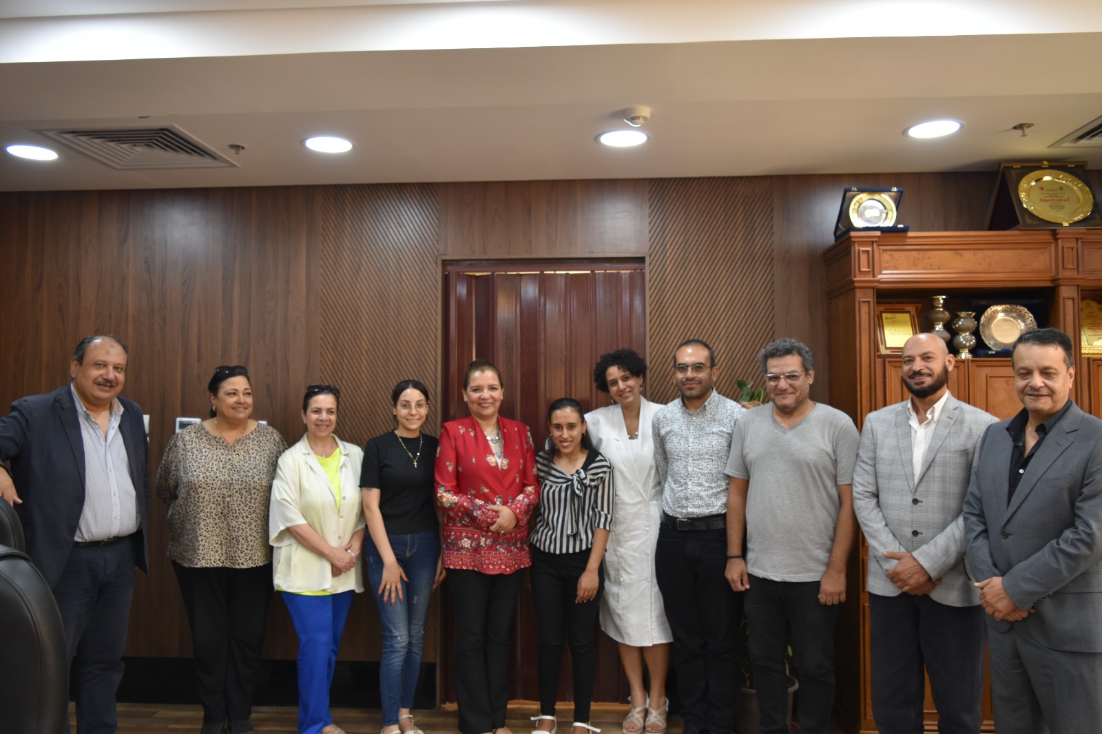 رئيس أكاديمية الفنون تستقبل صناع رفعت عيني للسما وتدعم فتيات البرشا