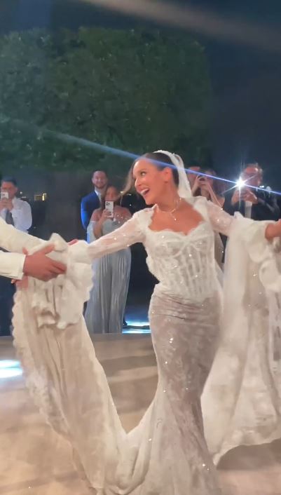 جميلة عوض بفستان الزفاف