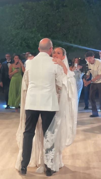 جميلة عوض واحمد حافظ  يرقصان فى حفل زفافهم