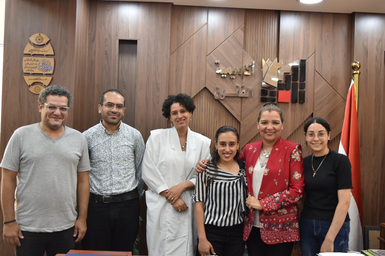 رئيس أكاديمية الفنون تستقبل صناع رفعت عيني للسما وتدعم فتيات البرشا