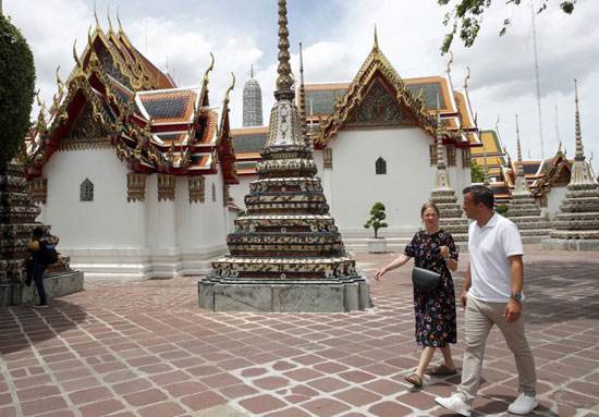 سياح أجانب متواجدون فى تايلاند