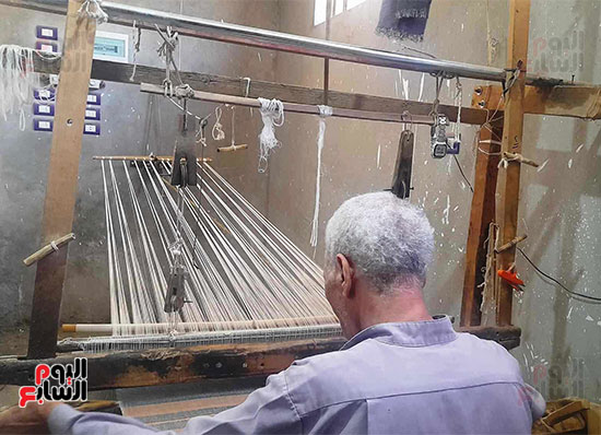 صناعة-الفركة-من-خيوط-الحرير-والفبران-بقنا