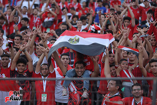 علم مصر وسط الجماهير