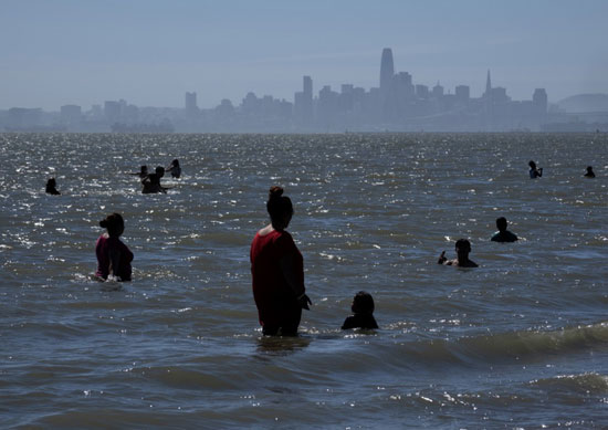 هروب المواطنين على شواطئ كاليفورنيا بعد موجة حارة