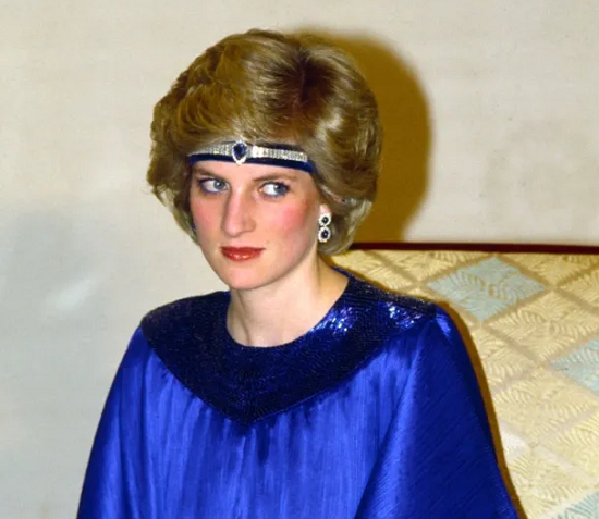 الأميرة ديانا ترتدى القلادة الزرقاء  (4)