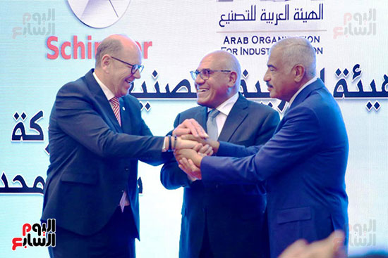 رئيس العربية للتصنيع وهشام طلعت ومسئول الشركة الألمانية