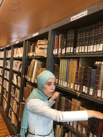 الزميلة إسراء إسماعيل بمكتبة هيكل