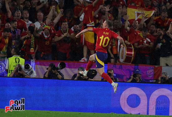 يحتفل داني أولمو لاعب إسبانيا بتسجيله الرابع