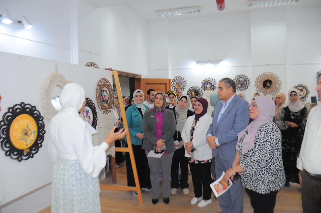 رئيس  جامعة كفر الشيخ يتفقد معرض كلية التربية النوعية