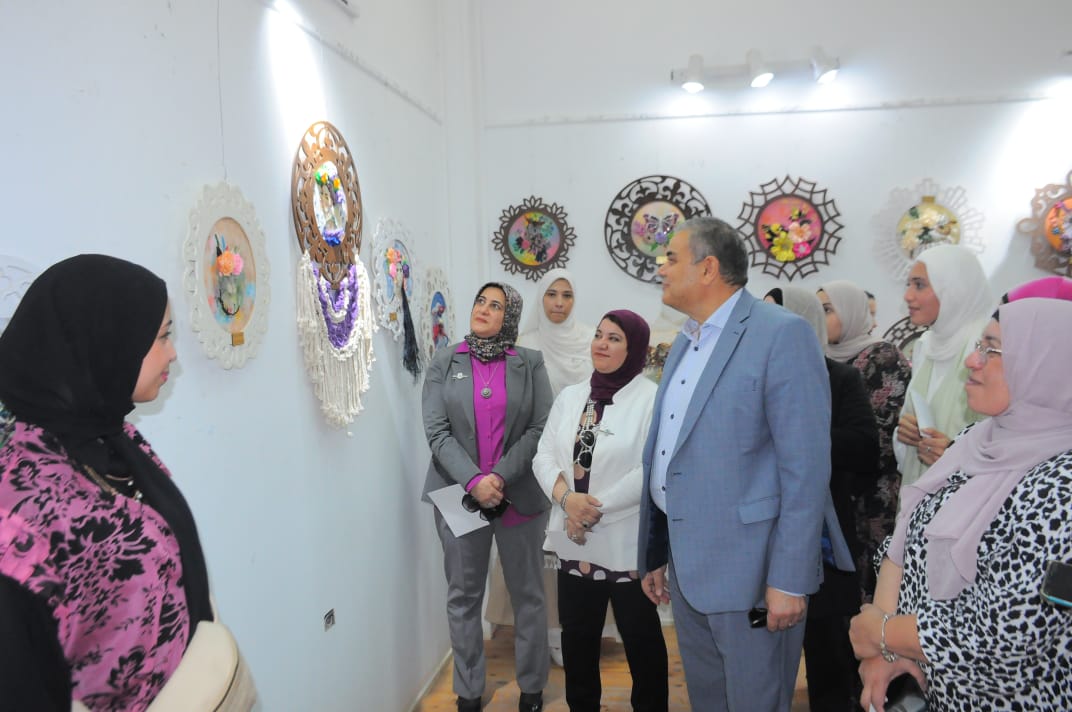 رئيس جامعة كفر الشيخ يفتتح معرض رحله قصقوصة قماش لقسم التربية الفنية