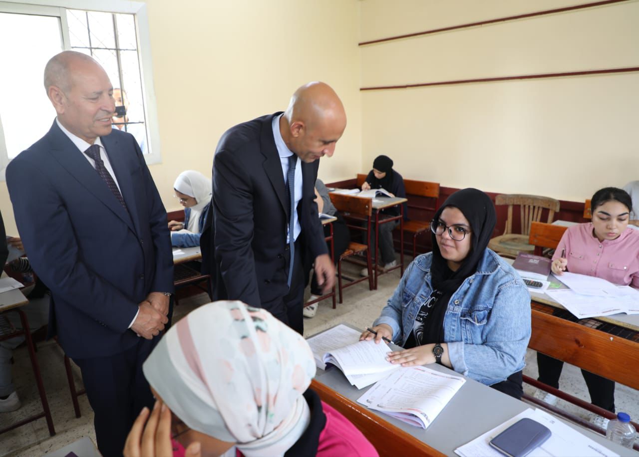 محافظ القاهرة ووزير التربية والتعليم باللجان  (1)