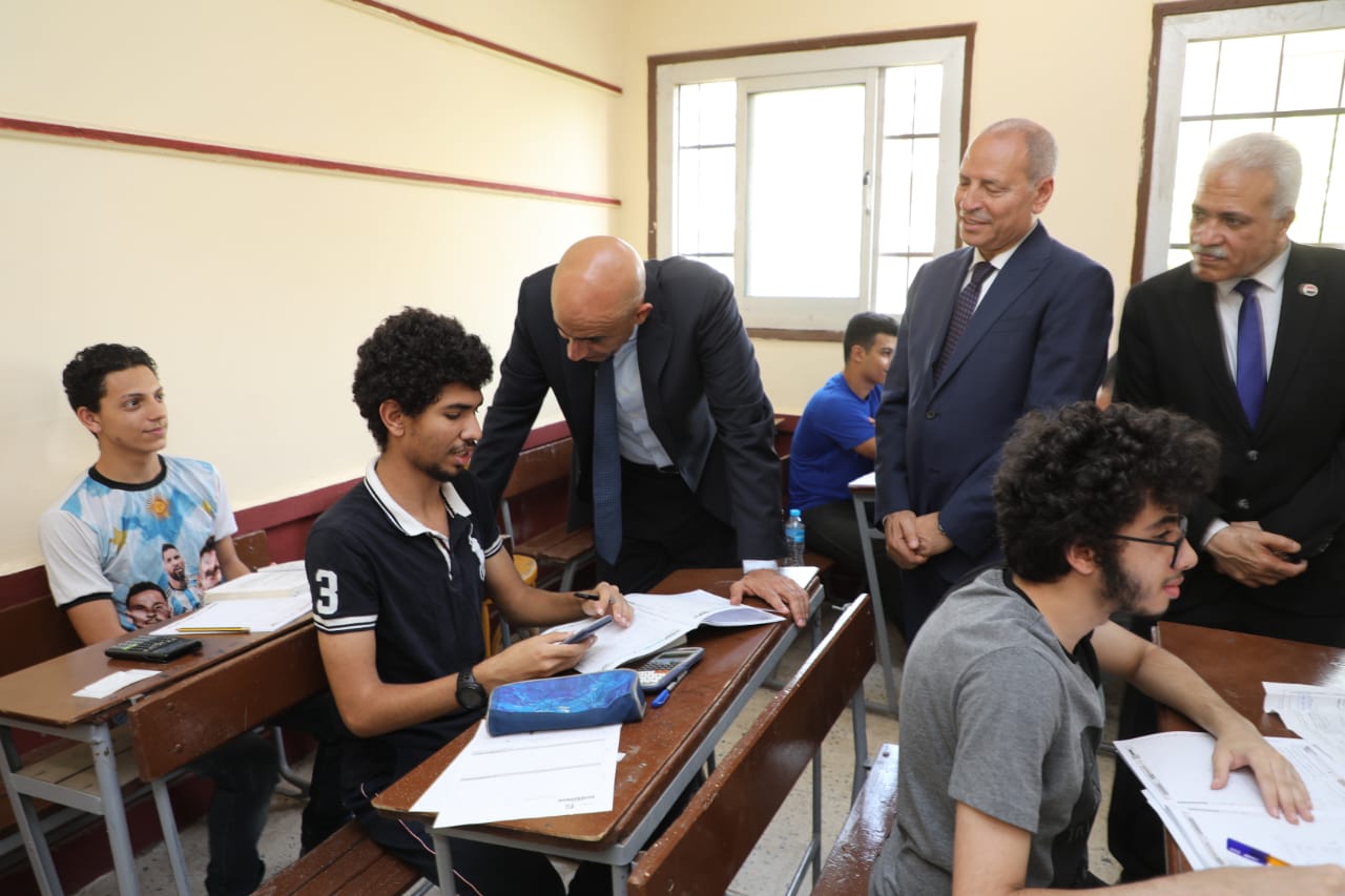 وزير التربية والتعليم  ومحافظ القاهرة باللجان
