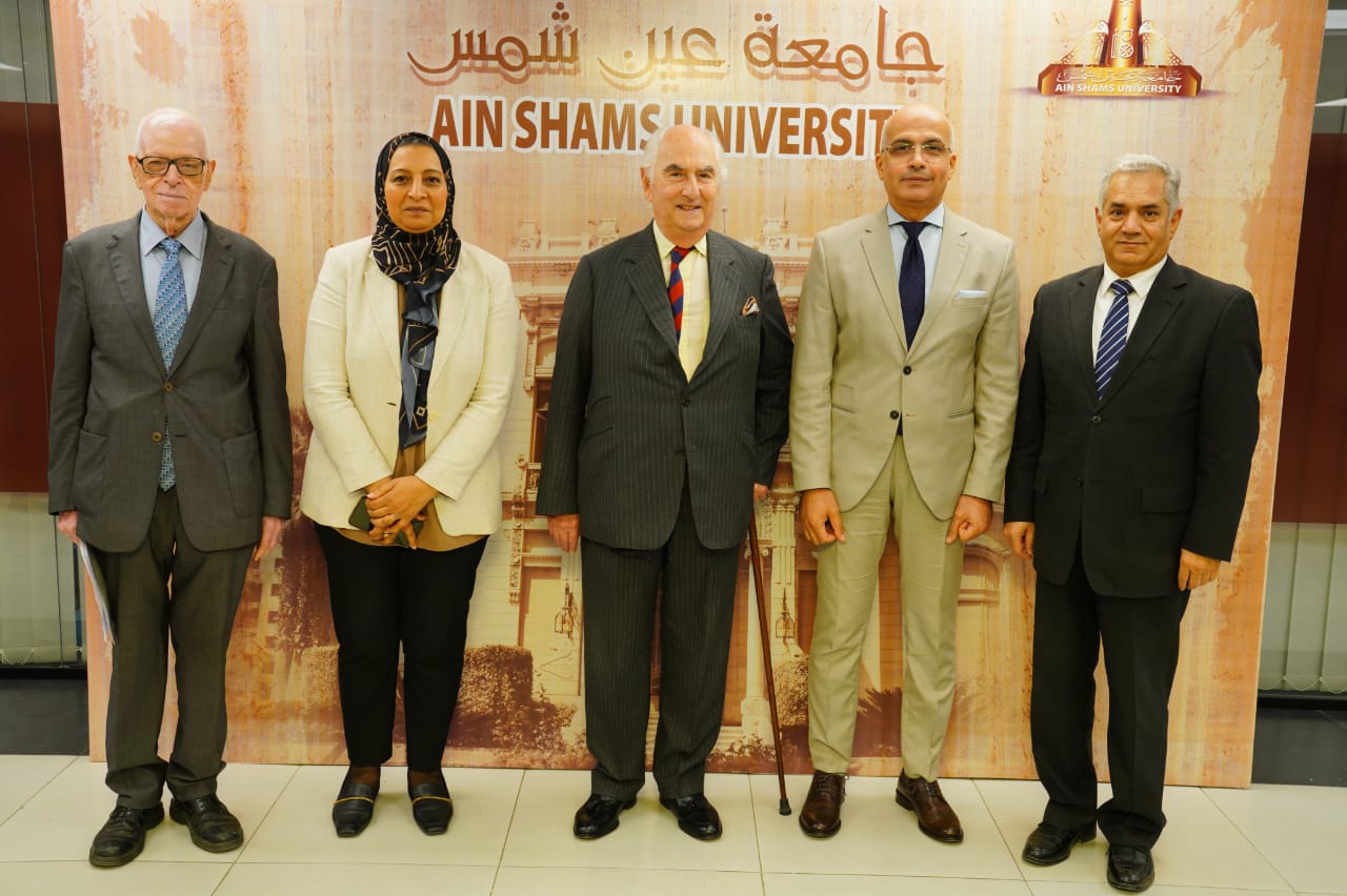 الأمير عباس حلمي ورئيس جامعة عين شمس الأمير عباس حلمي ورئيس جامعة عين شمس
