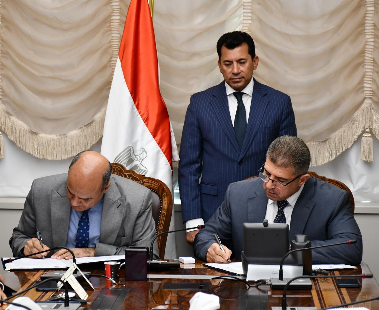وزير الشباب والرياضة يشهد مراسم توقيع بروتوكول تعاون بين الوزارة وجامعة القاهرة الجديدة التكنولوجية  (5)