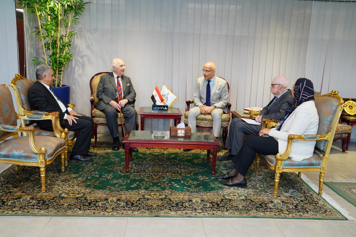 رئيس جامعة عين شمس خلال استقبال الأمير عباس حلمى