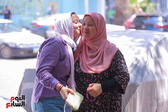 قبلة طالبة لوالدتها بعد الخروج من الامتحان