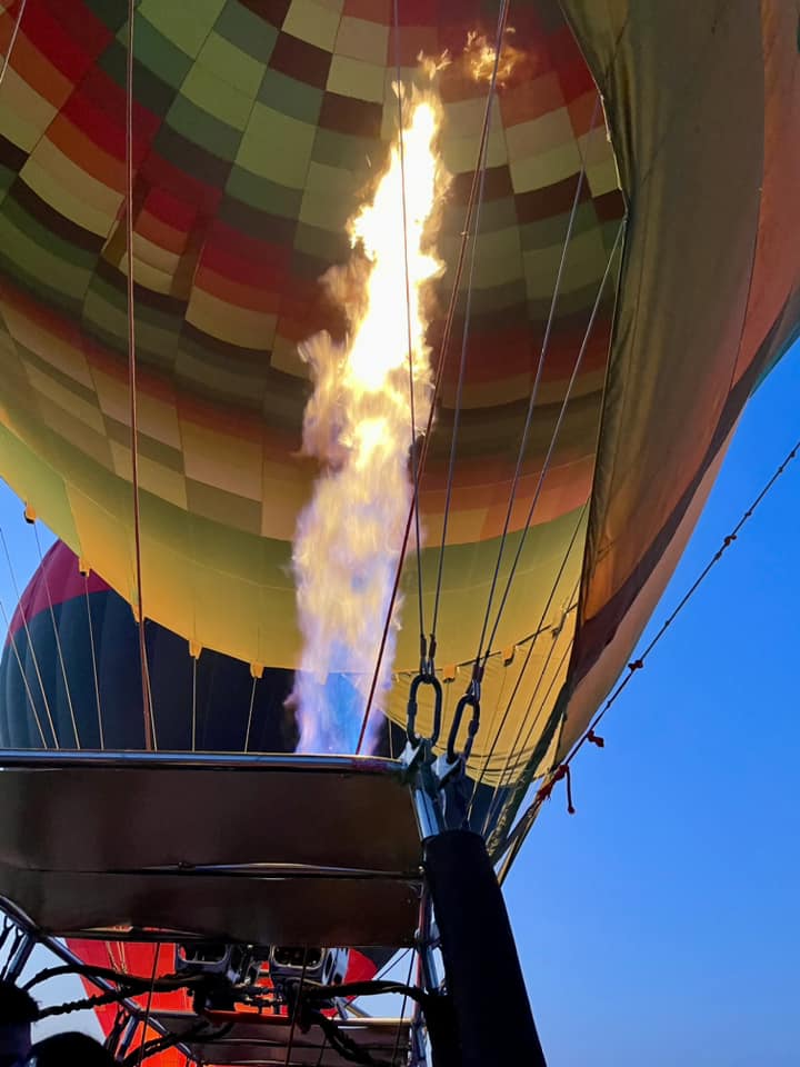 ضخ الهواء الساخن فى البالونات قبل التحليق بالسماء