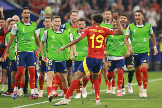 احتفال لاعبى إسبانيا بهدف التعادل
