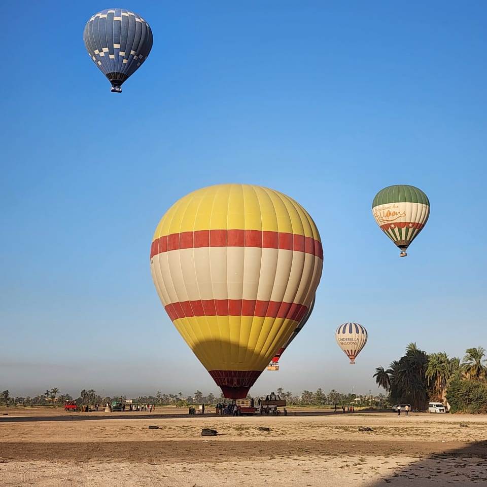تجهيز البالونات الطائرة قبل التحليق غرب الأقصر