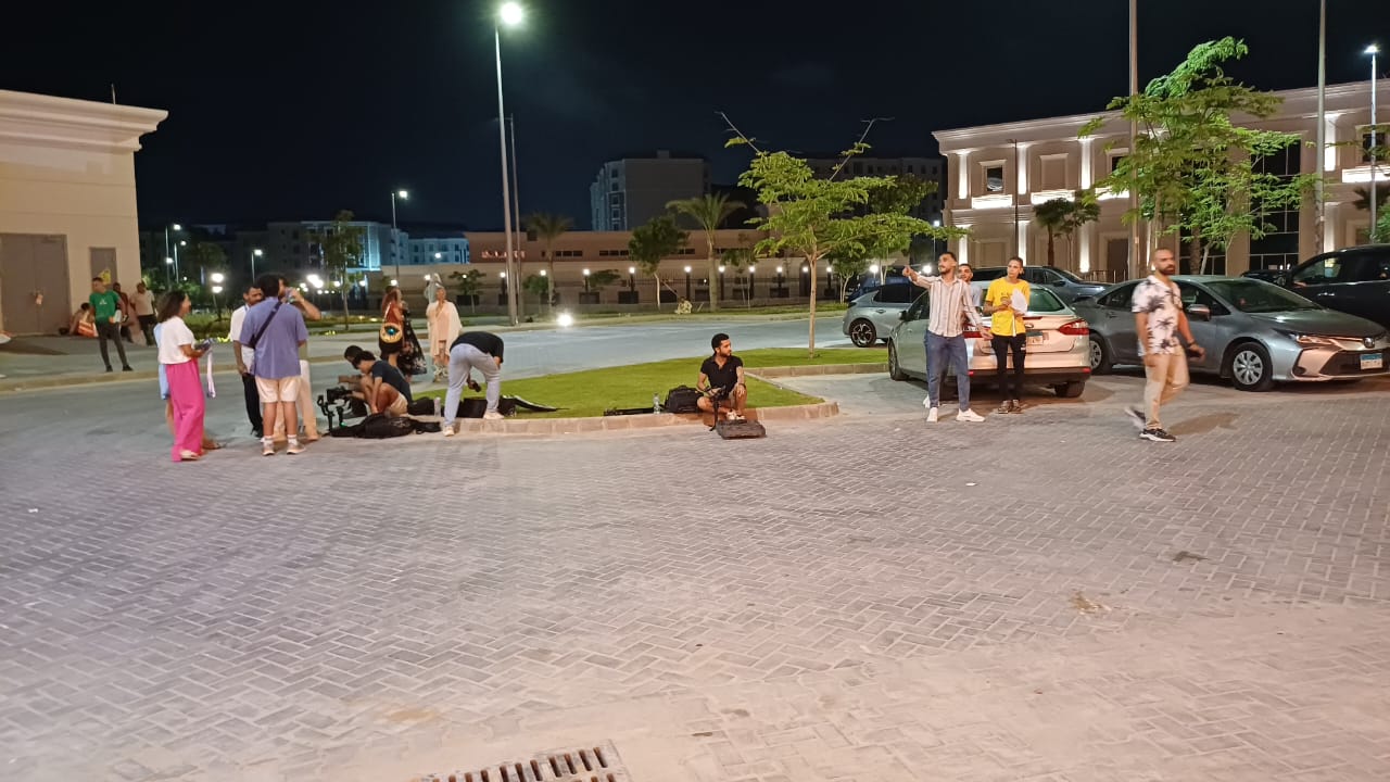 توافد الجمهور لحضور حلقة مدحت صالح مع منى الشاذلي في مهرجان العلمين (3)