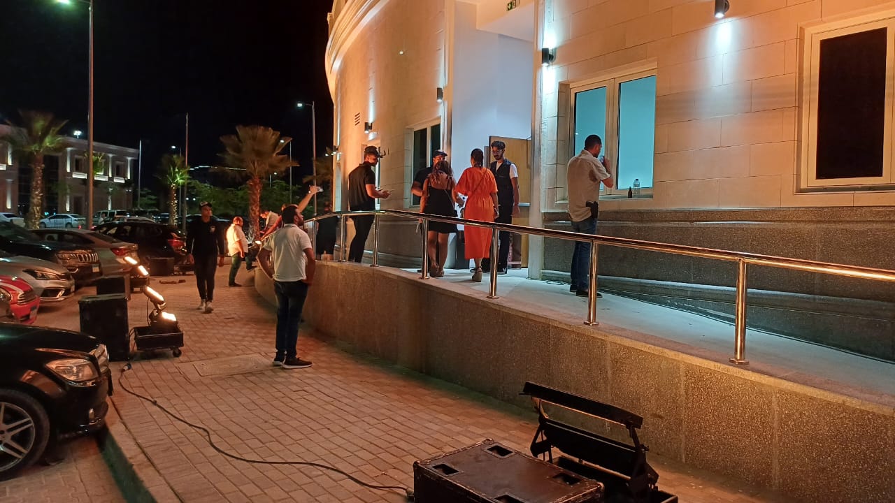 توافد الجمهور لحضور حلقة مدحت صالح مع منى الشاذلي في مهرجان العلمين (2)