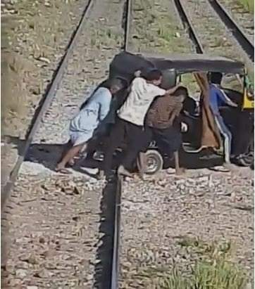 وزارة النقل تناشد المواطنين عدم إقامة مزلقانات غير شرعية بالسكة الحديد (2)