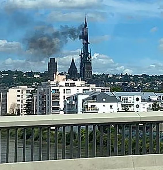 حريق بكاتدرائية فرنسا 