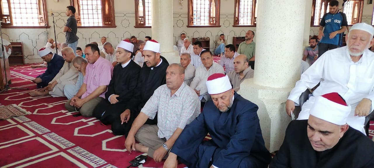الحضور أثناء افتتاح مسجد بمدينة سيدي سالم