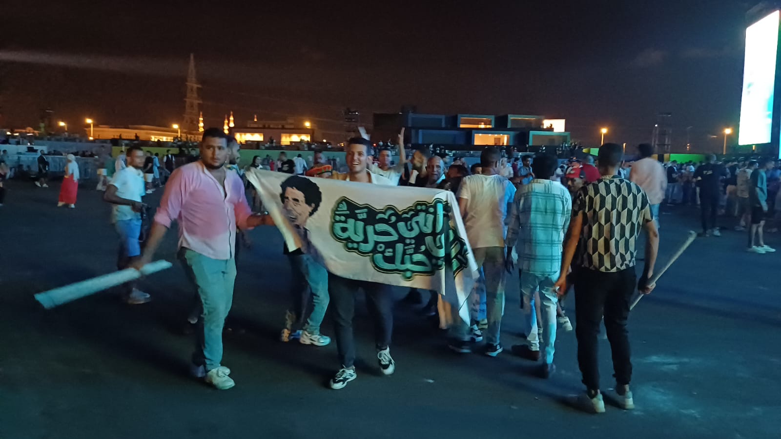 توافد المنيرة على حفل الملك في مهرجان العلمين رافعا لافتات أغانيه (5)