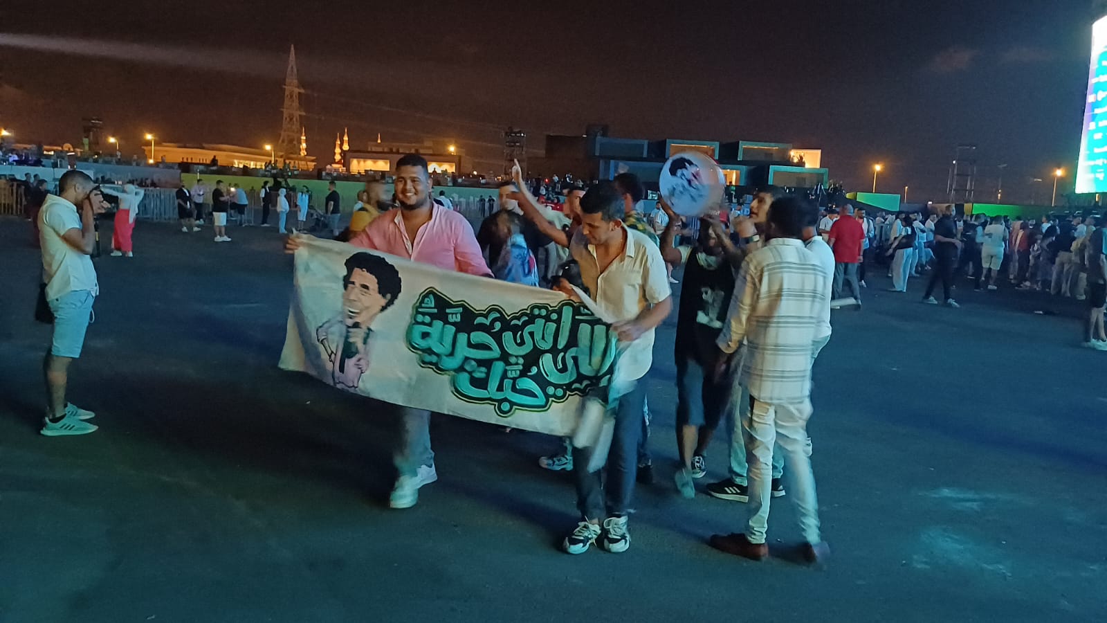 توافد المنيرة على حفل الملك في مهرجان العلمين رافعا لافتات أغانيه (4)