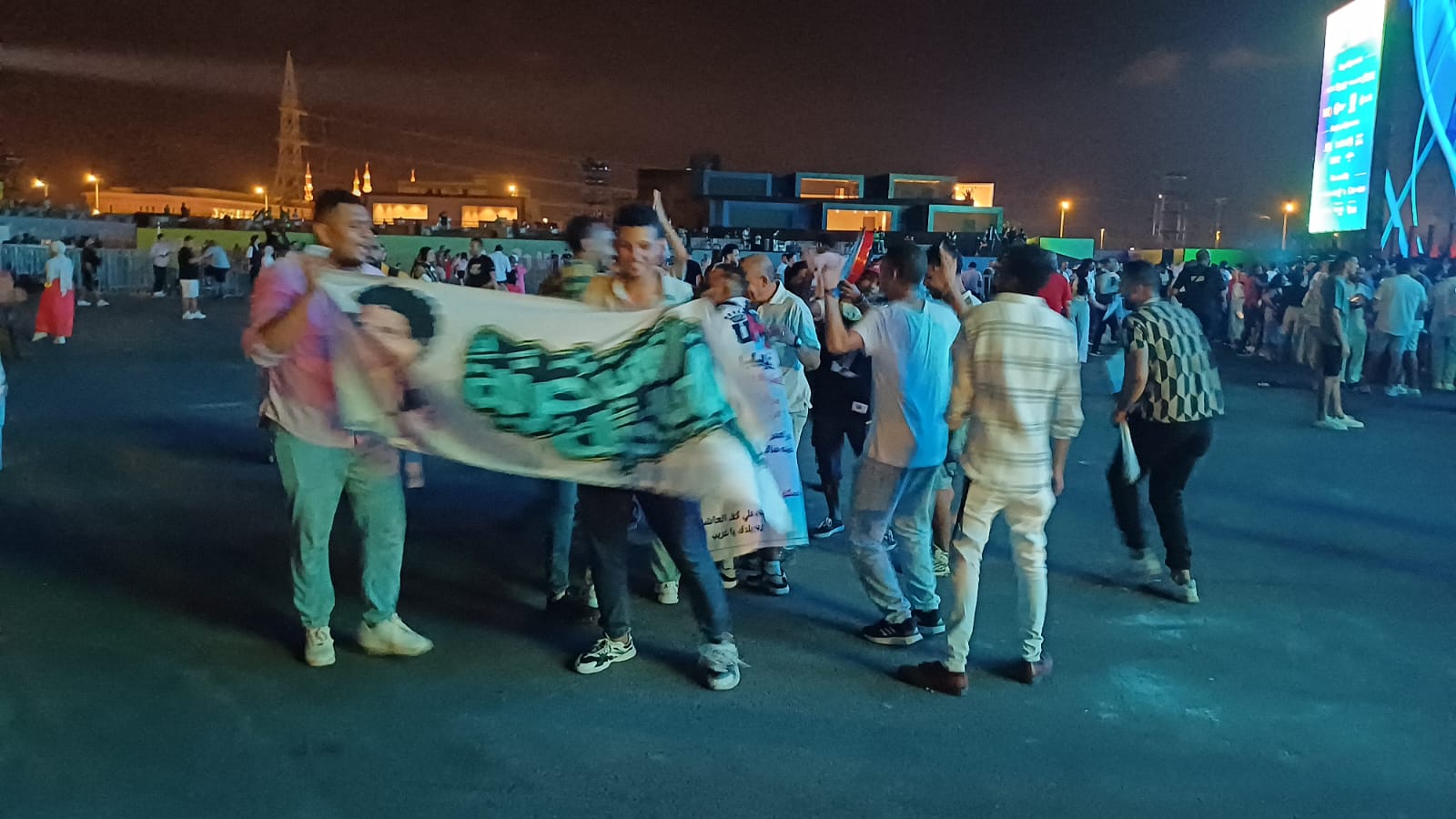 توافد المنيرة على حفل الملك في مهرجان العلمين رافعا لافتات أغانيه (3)