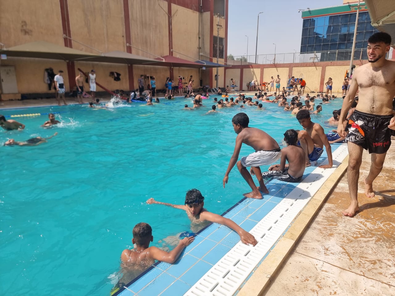 اقبال علي حمام السباحة بسبب الحر