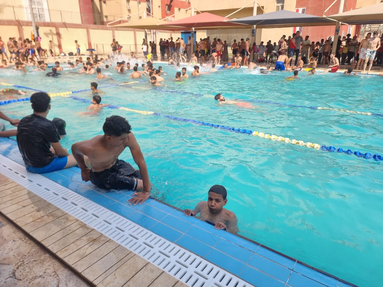 حمامات السباحة في مراكز الشباب