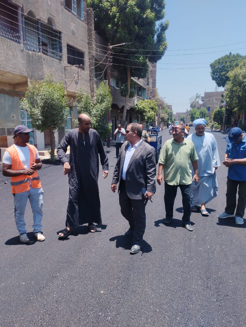 رئيس مدينة الزينية يتفقد أعمال الرصف في قرية الزينية رئيس مدينة الزينية يتفقد أعمال الرصف في قرية الزينية