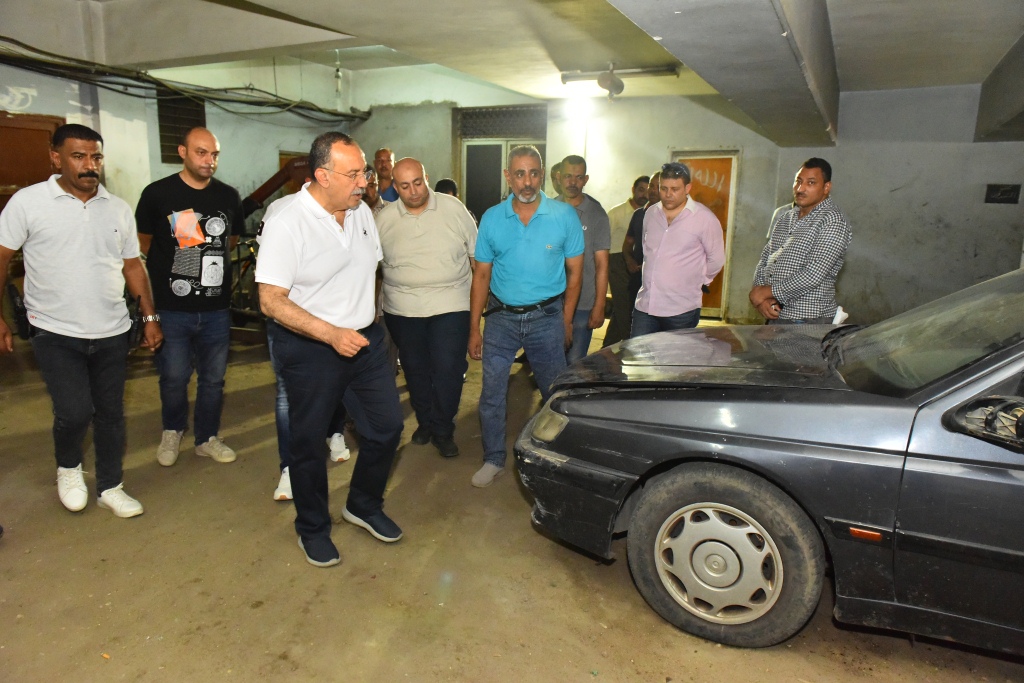 محافظ أسيوط يتفقد سيارات ومعدات الحملة (14)