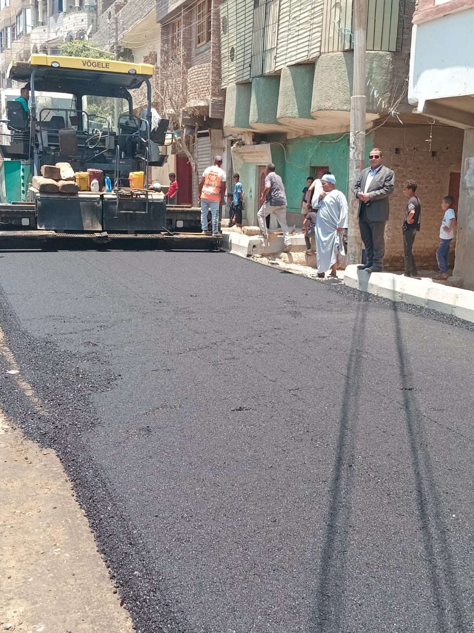 متابعة أعمال الرصف في قرية الزينية بحرى متابعة أعمال الرصف في قرية الزينية بحرى