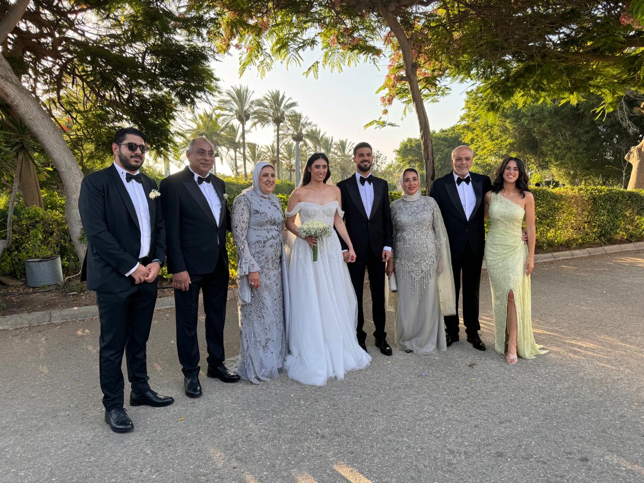 نور الشربيني وعريسها مع عائلاتهم