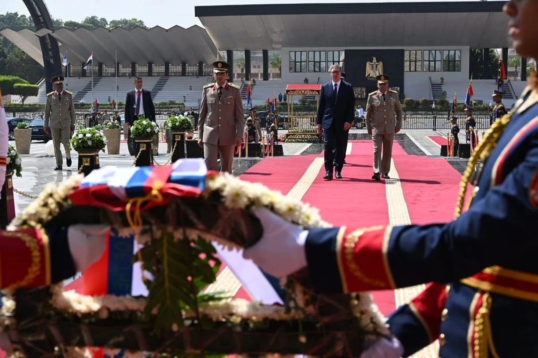 رئيس صربيا في طريقه للنصب التذكاري