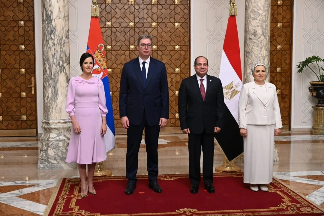 الرئيس السيسي والسيدة انتصار مع الرئيس الصربي وقرينته تمارا بقصر الاتحادية