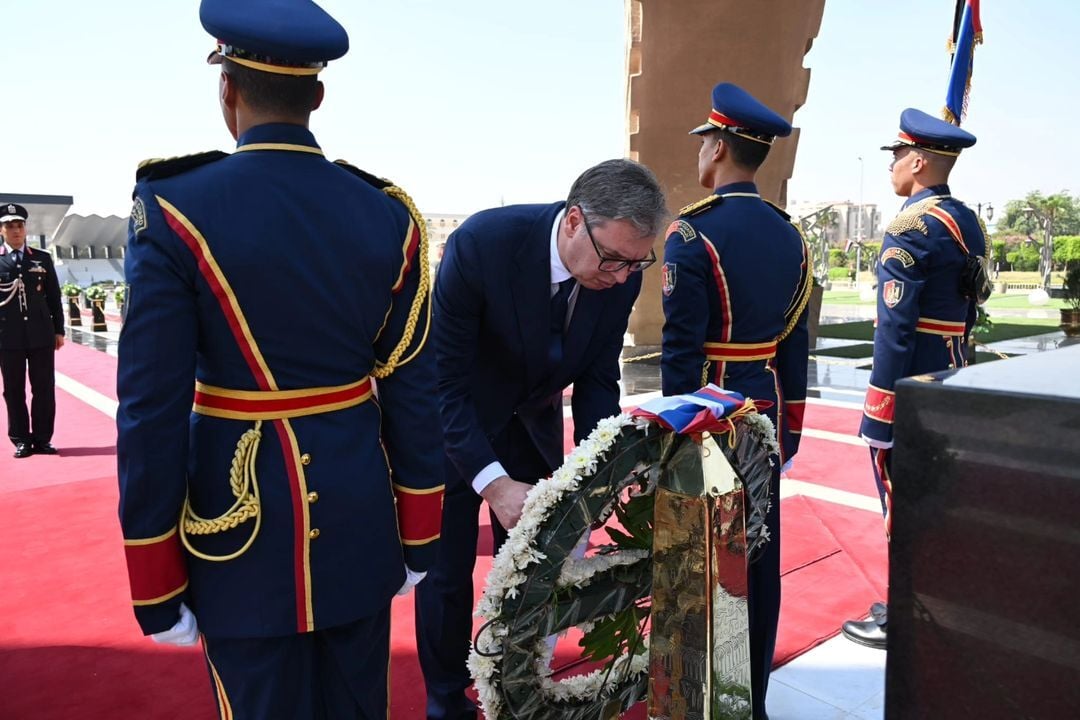 الرئيس الصربي يضع الزهور على قبر السادات