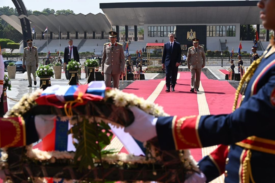 رئيس صربيا في طريقه للنصب التذكاري