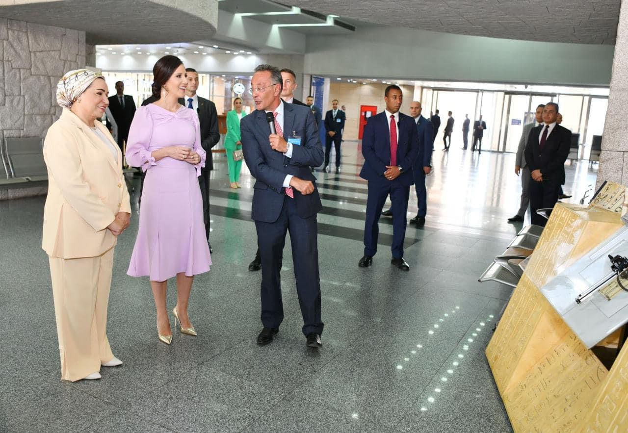 السيدة انتصار السيسى وقرينة رئيس صربيا يزوران المتحف القومى للحضارة   (4)