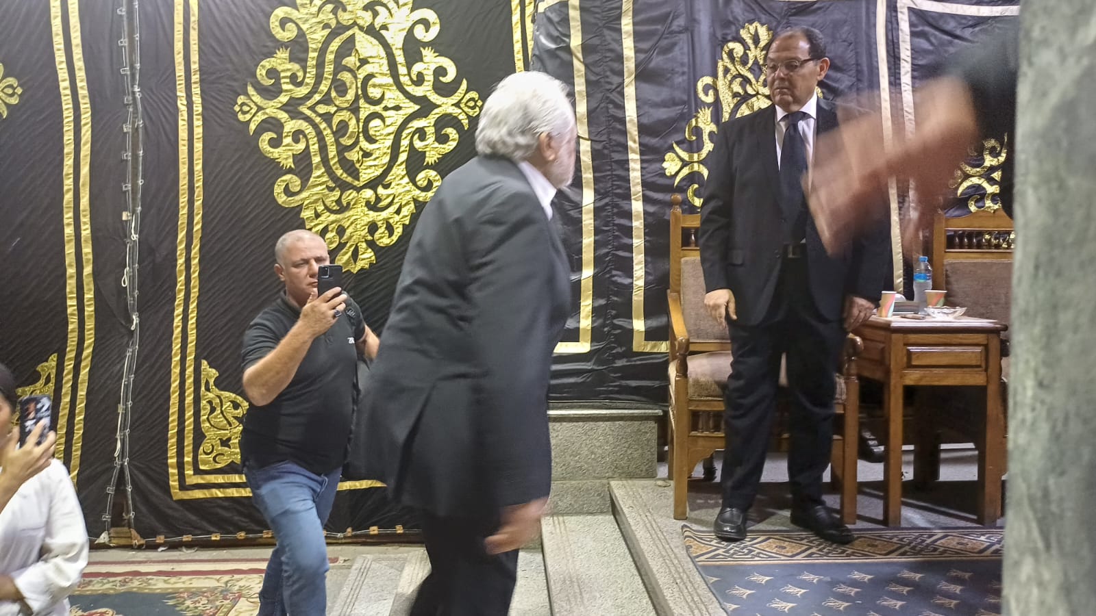 خالد زكي ومحمد كريم في جنازة والدة محمد مصطفى شردي (2)