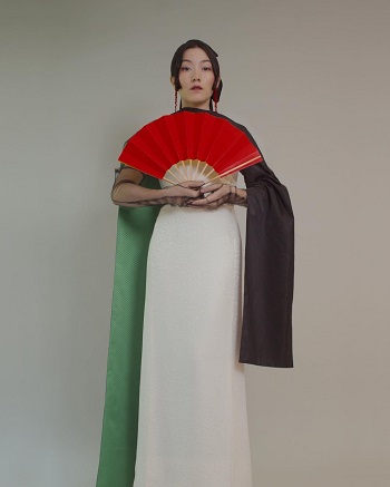 الفنانة اليابانية بفستان بألوان علم فلسطين وعلم السودان