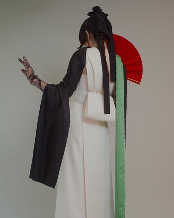 الفنانة اليابانية بفستان بألوان علم فلسطين وعلم السودان 