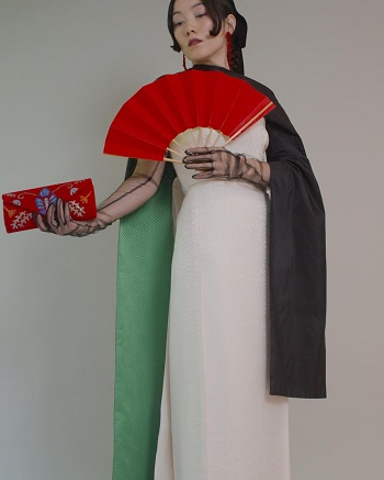 الفنانة اليابانية بفستان بألوان علم فلسطين وعلم السودان