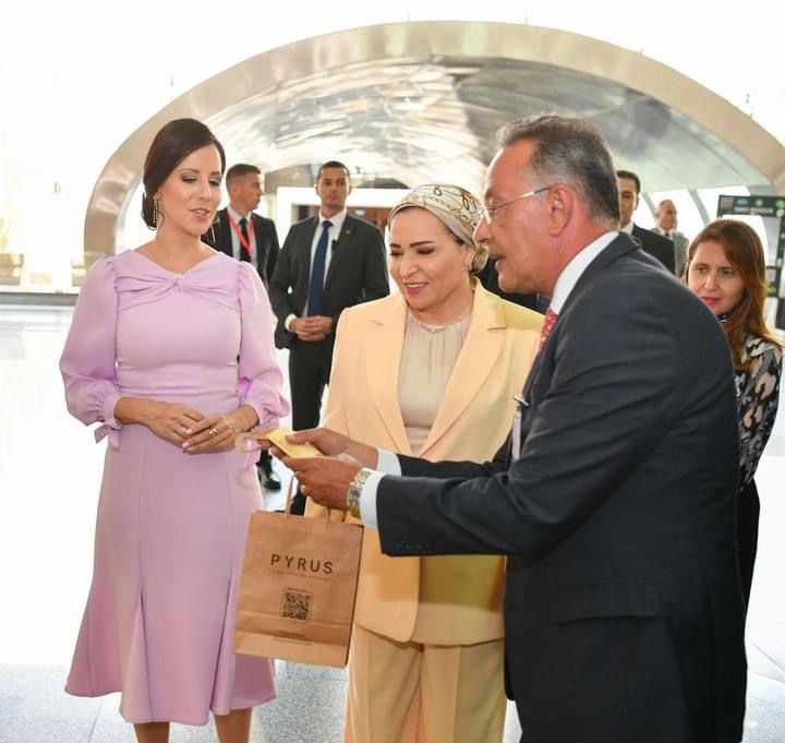 السيدة انتصار السيسى وقرينة رئيس صربيا يزوران المتحف القومى للحضارة   (2)