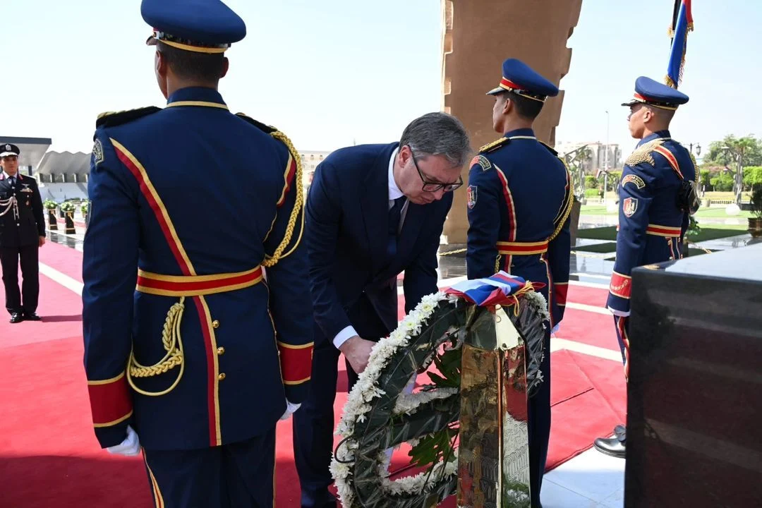 الرئيس الصربي يضع الزهور على ضريح السادات