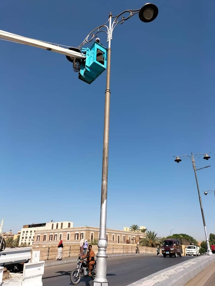 مدينة الأقصر تنفذ خططا لتحسين كفاءة الإضاءة حول السوق الحضري